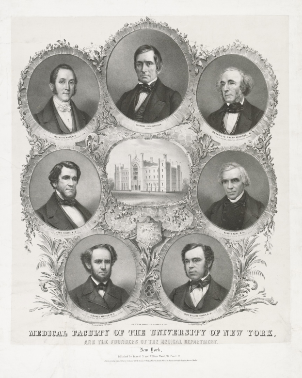 Schwarzes und weißes Foto von formell gekleideten Männern, die vor einem Gebäude posieren, mit Text am unteren Rand, der sie als Medizinische Fakultät der Universität New York und Gründer ihres Medizinischen Departments identifiziert.