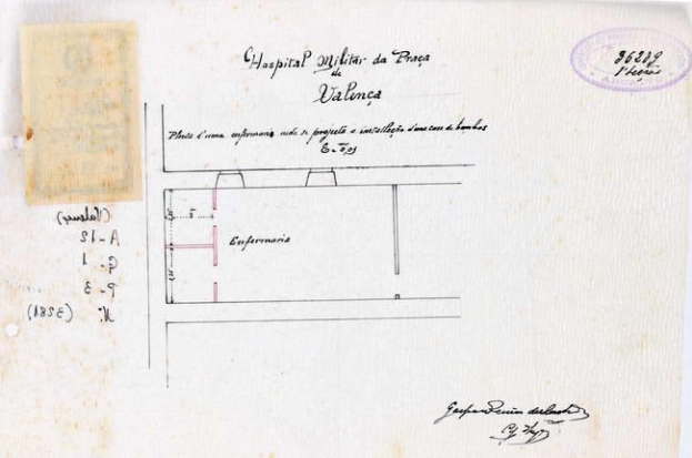 Ein detaillierter architektonischer Plan eines alten Krankenhauses, der Raumaufteilungen, Fenster, Türen und Wandabmessungen zeigt, mit einem Stempel und Text auf der rechten Seite.
