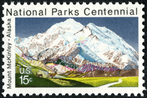 Briefmarke mit "National Parks Centennial"-Text und einem Gebirgszug im Hintergrund.