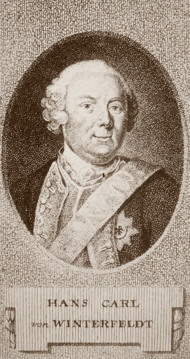 Ein Schwarz-Weiß-Porträt von Hans Carl von Winterfeldt, ein Mann mit ernstem Gesichtsausdruck, mit Text am unteren Bildrand.