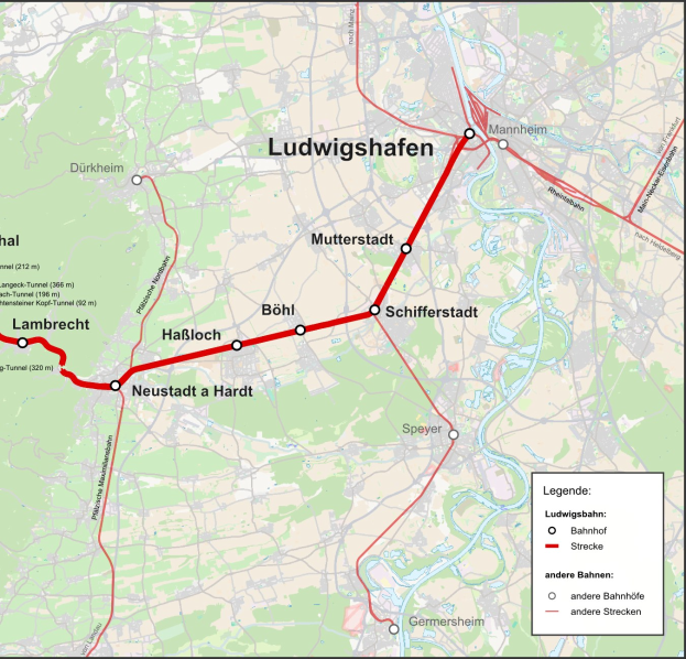 Karte von Ludwigshafen, Deutschland, mit einer roten Linie, die die Bahnroute markiert, und Text, der Details zum Bahnverlauf, Bahnlänge, Distanz und Sehenswürdigkeiten bietet.
