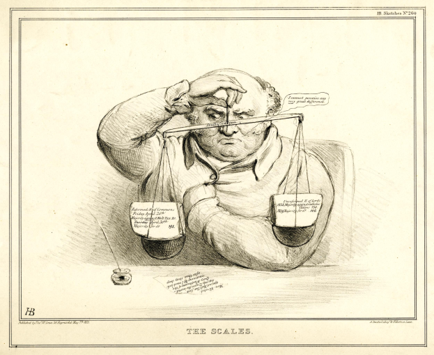 Ein Anwalt in einem Anzug sitzt an einem Tisch mit einer Waage davor und betrachtet Dokumente mit entschlossener Miene.