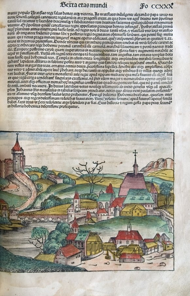 Offenes Buch mit einer detaillierten Zeichnung einer kleinen Stadt mit Häusern, Bäumen, Hügeln, einem Gewässer und begleitendem Text.