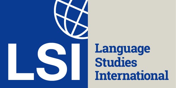 Blauer Kreis mit weißer Umrandung und weißer "LSI"-Text, darunter der weiße Text "Language Studies International" auf einem blauen und weißen Hintergrund.