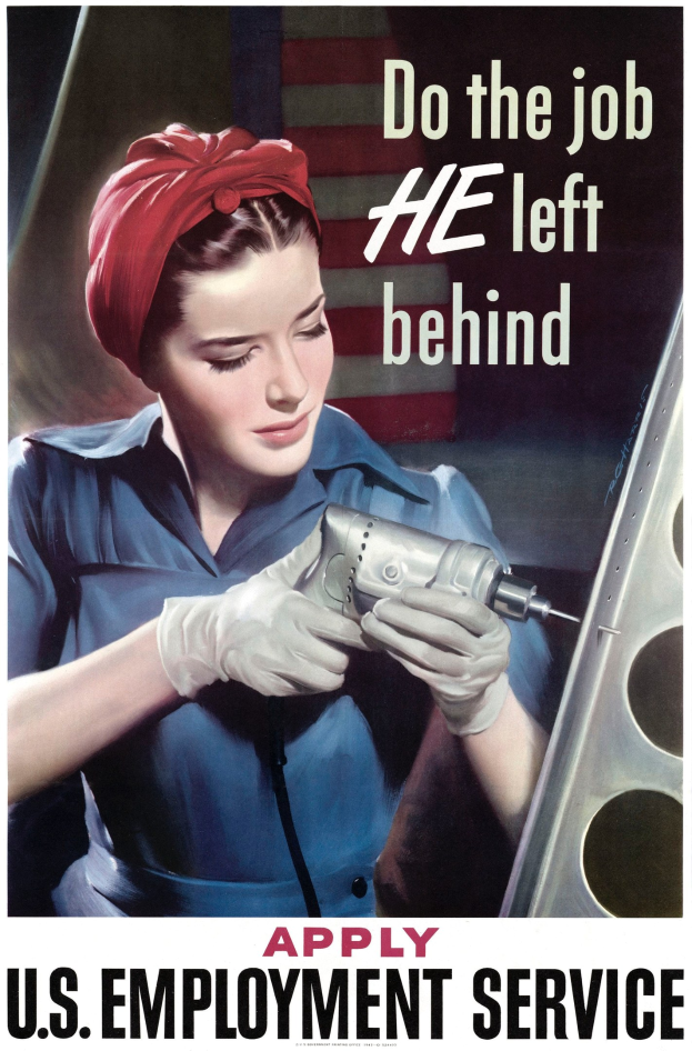 Eine Frau in einem blauen Kleid und einem roten Turban hält eine Bohrmaschine, während ein Plakat hinter ihr die Aufschrift trägt "Mach den Job, den er zurückgelassen hat - Bewirb dich beim US-Arbeitsamt."