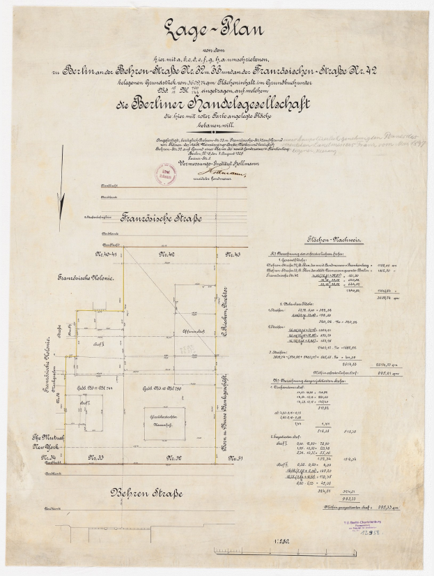 Alter Dokument mit detailliertem Grundriss des Berliner Handelagellachaft-Gebäudes, begleitet von Text und einem Stempel auf der linken Seite.
