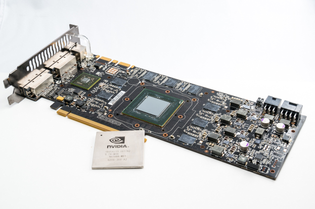 Nahaufnahme einer Computermotherboard mit einem Speicherchip oben drauf, mit sichtbarem Text, der auf einer weißen Oberfläche liegt.