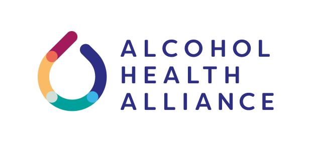Logo der Alcohol Health Alliance mit einem blauen Kreis mit einem weißen "H" und einem weißen Ring mit einem blau-weißen Karomuster, alles auf einem weißen Hintergrund mit fetter schwarzer Schrift, die "Alcohol Health Alliance" in einer modernen Sans-Serif-Schriftart liest.