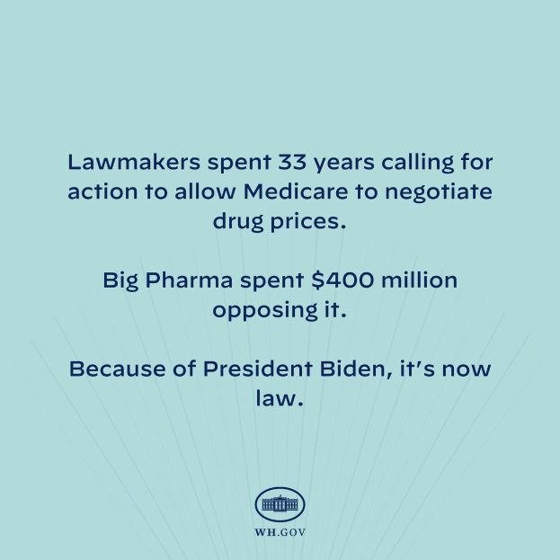 Ein blauer Hintergrund mit fetter weißer Schrift, die "Lawmakers Spent 33 Years Calling for Action to Allow Medicare to Negotiate Drug Prices" lautet, und ein Logo unten.