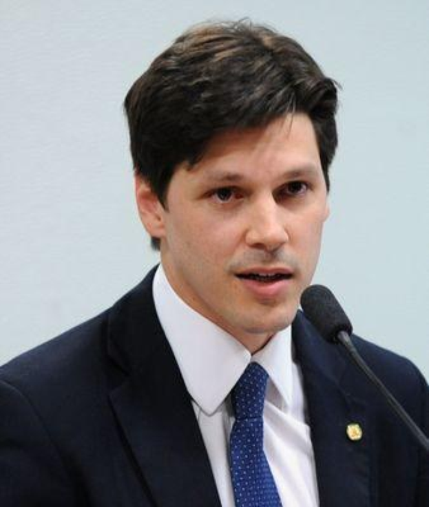 Ein Mann im Anzug spricht in ein Mikrofon an einem Rednerpult, wahrscheinlich um die Genehmigung eines Gesetzes zur Verbannung des Internets durch die Regierung zu verkünden.