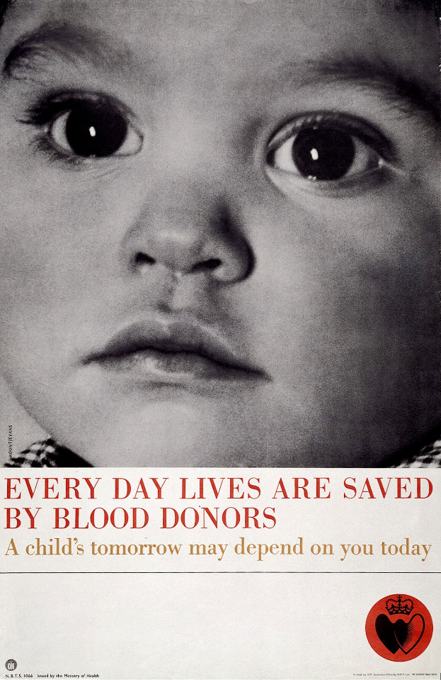 Ein Plakat mit dem ernsten Gesicht eines Kindes in der Mitte, umgeben von fettgedrucktem schwarzem Text, der "Jeden Tag werden durch Blutspender Leben gerettet." lautet.