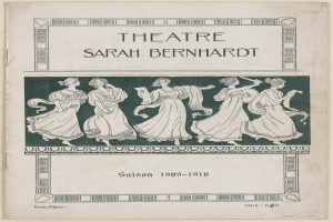 Ein Vintage-Plakat des Théâtre Sarah Bernhardt aus dem Jahr 1909-1910, das eine Gruppe von Frauen in der Mitte zeigt und Text, der das Theater und seine Darsteller beschreibt.