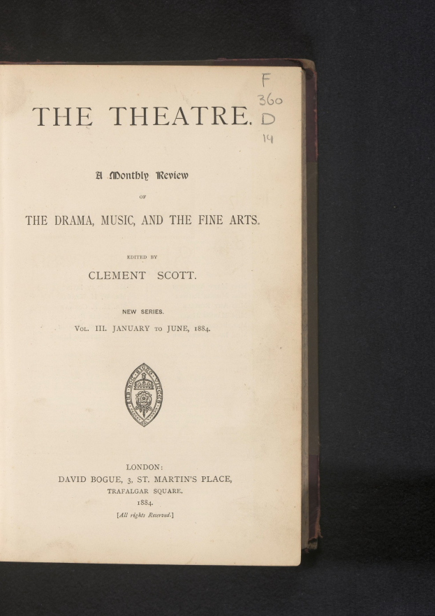 Offenes Buch mit dem Titel "The Theatre: A Monthly Review of the Drama, Music, and the Fine Arts", das eine Textseite mit einem Logo zeigt.
