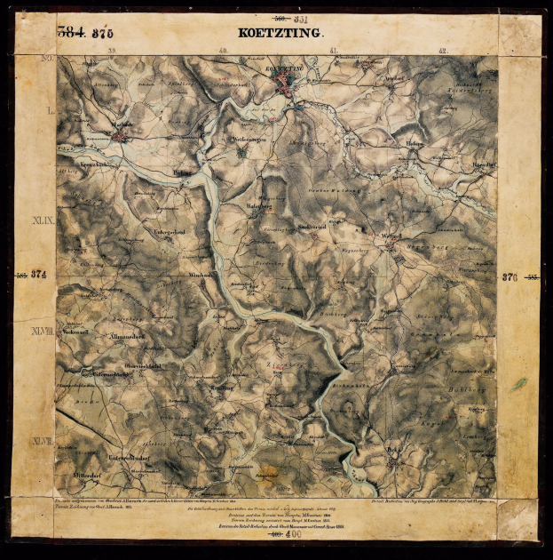 Alte topografische Karte von Koeetztung, Deutschland, auf schwarzem Hintergrund, die geographische Merkmale wie Berge, Flüsse und Städte mit Textanmerkungen zeigt.