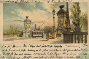 Alte Ansichtskarte mit einer Brücke in München, Deutschland, mit Skulpturen, Pfählen, Lampen, Drähten, Bäumen und einigen Menschen im Vordergrund; der Himmel ist im Hintergrund sichtbar und die Ansichtskarte hat eine Inschrift.