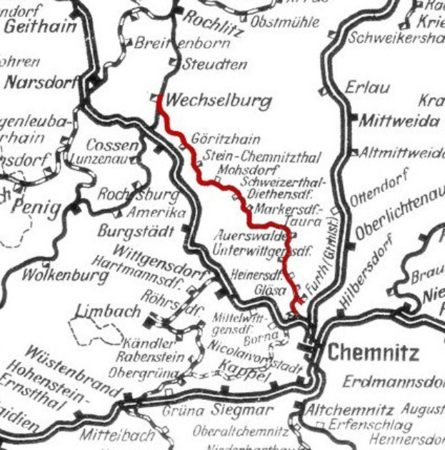 Schwarz-weiß-Karte einer Stadt mit einer roten Linie, die die Wechselburg und Chemnitz Eisenbahnroute anzeigt.