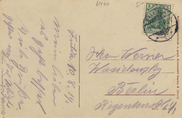 Alter Umschlag mit einer Briefmarke, die an Berlin, Deutschland, adressiert ist und den Text "Berlin" und die Nummer "5c" trägt.