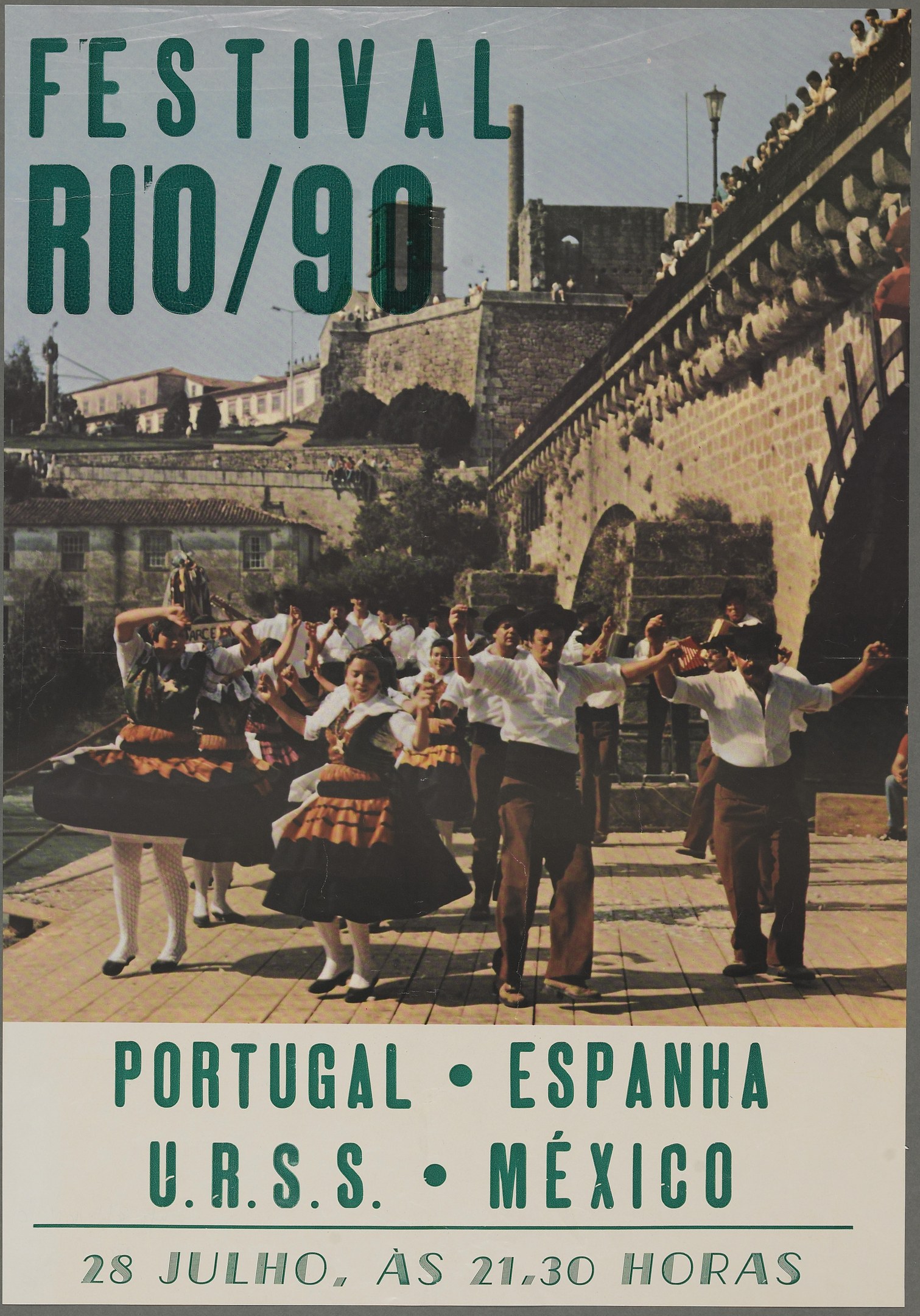 Festival Rio/90-Plakat mit tanzenden Menschen vorne und Geb├Ąuden, B├Ąumen und einem klaren blauen Himmel im Hintergrund sowie Text unten.