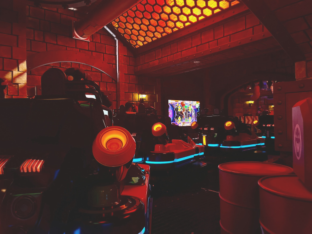 Ein hell erleuchteter Arcade-Raum voller verschiedener Videospielautomaten.