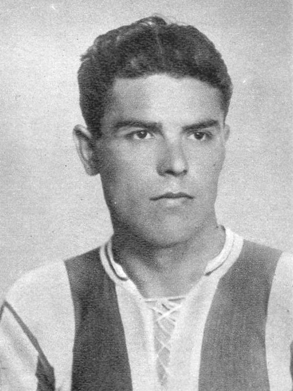 Schwarzes und weißes Foto eines jungen Mannes in einem T-Shirt vor einem weißen Hintergrund, mit Text, der darauf hindeutet, dass er der erste Torschütze sein könnte.