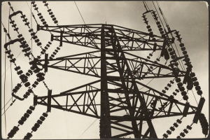 Ein Schwarz-Weiß-Foto einer Hochspannungsleitung mit einem Turm und Drähten im Vordergrund und einem Himmel im Hintergrund, mit Text am unteren Rand des Bildes.