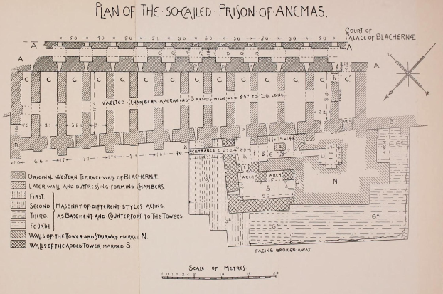 Ausführlicher architektonischer Plan des Anemas-Gefängnisses, der Räume, Korridore, Fenster und Türen mit begleitendem erklärendem Text zeigt.