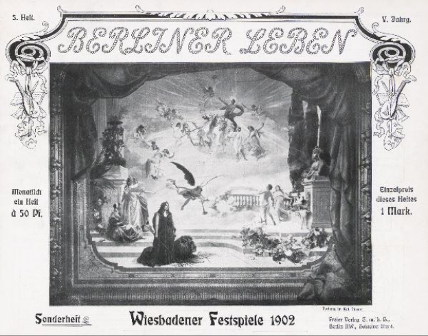 Schwarz-weiß-Foto einer Bühne von den "Wiesbadener Festspielen 1902" mit Darstellern in traditioneller deutscher Tracht und einem applaudierenden Publikum im Hintergrund.