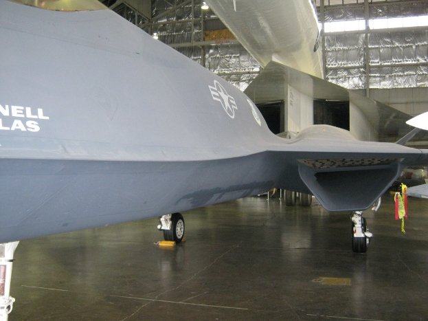 Ein propellergetriebenes Flugzeug im Flug.