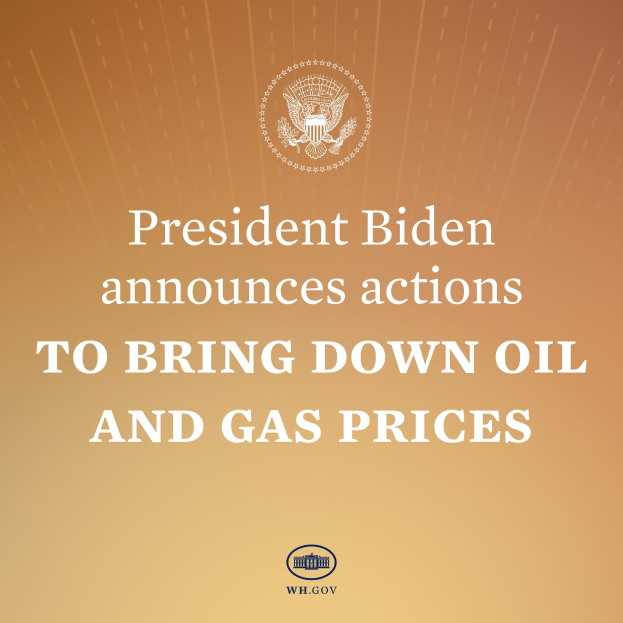 Präsident Biden an einem Rednerpult mit einem Plakat, das ein Logo und Text zu Maßnahmen zur Verringerung von Öl- und Gaspreisen zeigt.