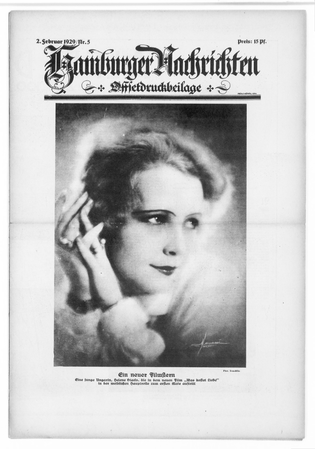 Schwarz-weiß-Foto einer Frau mit ernstem Gesichtsausdruck, direktem Blick, zurückgebundenem Haar, leicht geöffneten Lippen, die ein weißes Kleid mit gemustertem Schultertuch trägt und auf der Titelseite einer deutschen Zeitung abgebildet ist.