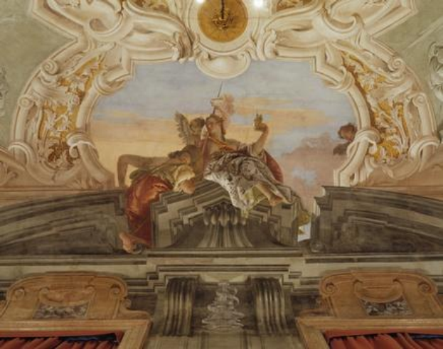 Gemälde an einer Decke mit einer Uhr, Skulpturen und roten Vorhängen darunter, das eine lebendige Opernszenen mit detaillierten Elementen darstellt.