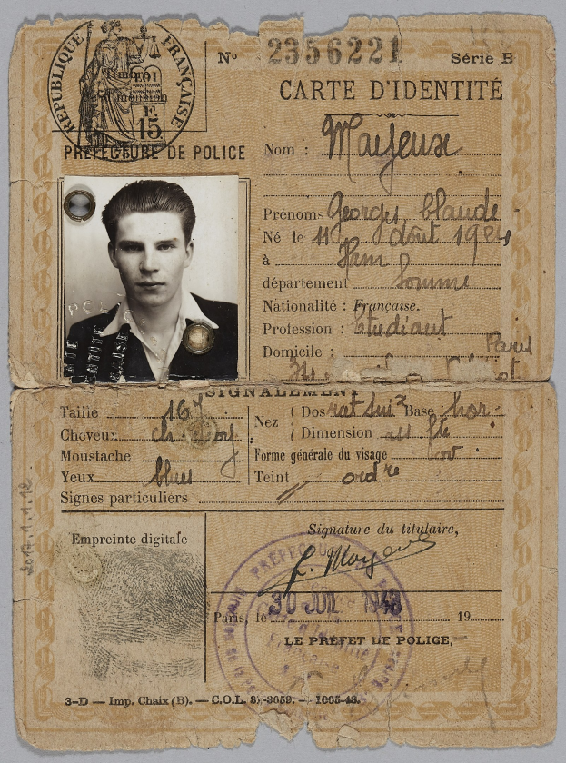 Alter Pass mit einem Mannsbild, Text und einem Stempel, der darauf hindeutet, dass es sich um eine gef"alschte ID handeln k"onnte.