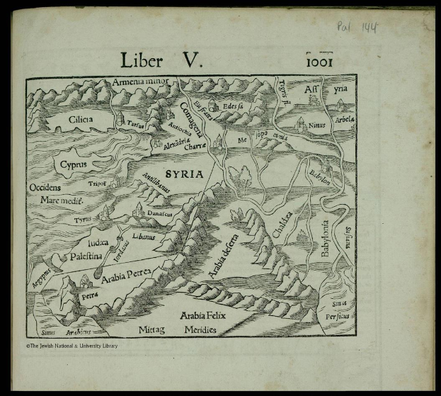 Altes Buch mit einem detaillierten Kartenmaterial von Syrien auf einem schwarzen Hintergrund, das geografische Merkmale und Stadtnamen zeigt.