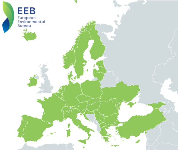 Eine Europakarte mit verschiedenen Grüntönen, die unterschiedliche Regionen darstellen, und dem Logo des Europäischen Umweltbüros in der linken oberen Ecke.