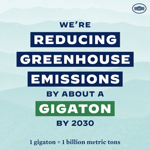 Plakat mit Text und Logo, das "Wir reduzieren die Treibhausemissionen um etwa eine Gigatonne bis 2030", für eine signifikante Reduzierung von Treibhausgasen bis 2030 wirbt.