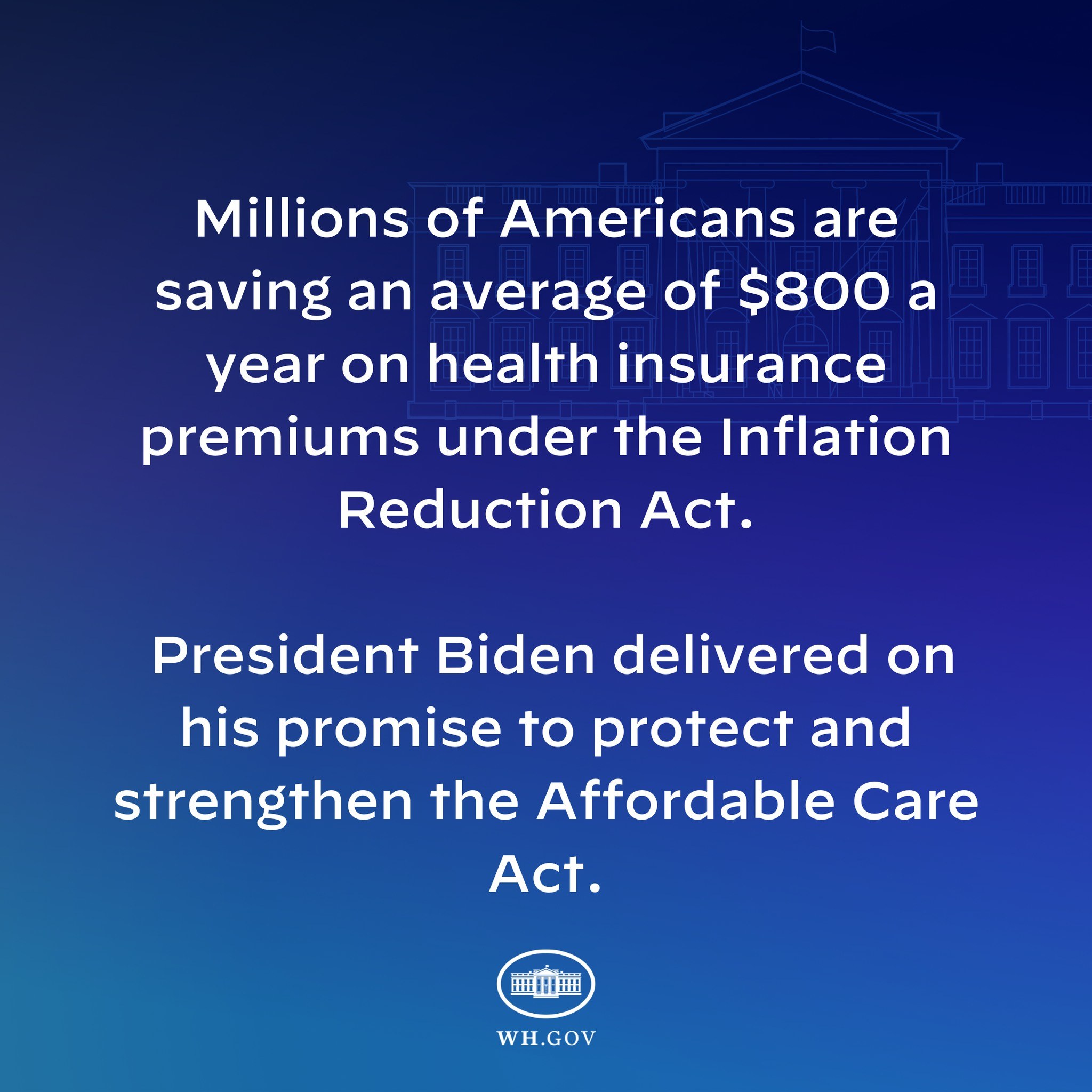 Blauer Hintergrund mit weißer Schrift, die besagt, dass Millionen von Amerikanern durchschnittlich 800 USD pro Jahr an Gesundheitsversicherungsprämien unter dem Inflation Reduction Act sparen, begleitet von einem Logo.