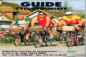 Gruppe von Menschen, die auf Fahrrädern eine Straße mit Häusern, Bäumen und Blumen entlangfahren, mit dem Text "Guide Cyclotouriste" unten.