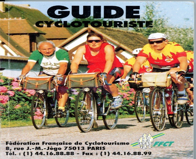 Gruppe von Menschen, die auf Fahrrädern eine Straße mit Häusern, Bäumen und Blumen entlangfahren, mit dem Text "Guide Cyclotouriste" unten.