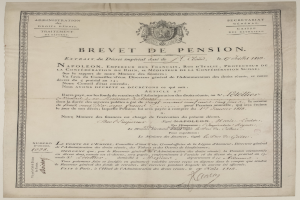Ein altes Dokument mit einem Schwarz-Weiß-Bild eines Mannes, Text 'brevet de pension' und einem Logo.