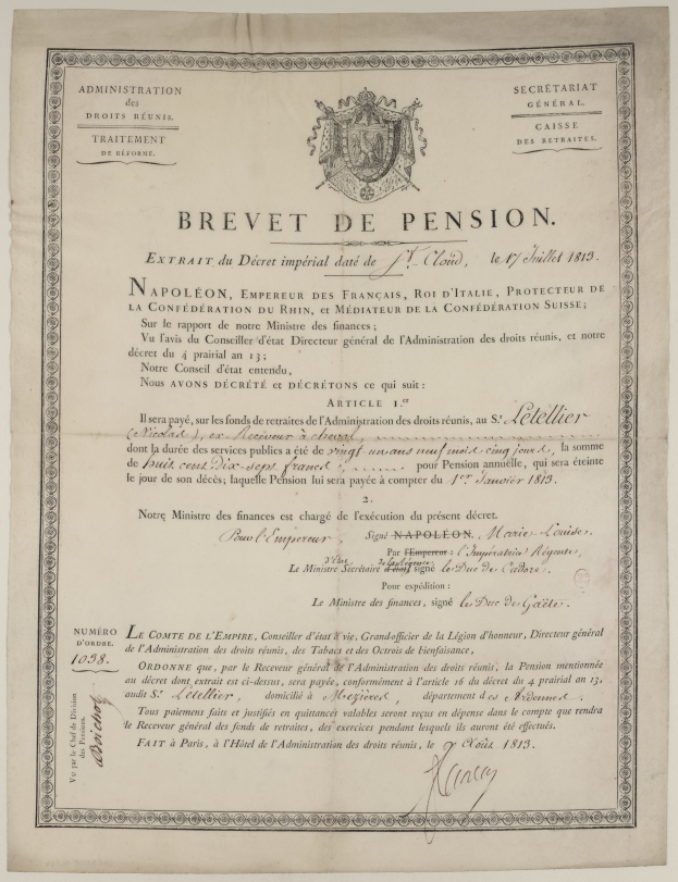 Ein altes Dokument mit einem Schwarz-Weiß-Bild eines Mannes, Text 'brevet de pension' und einem Logo.