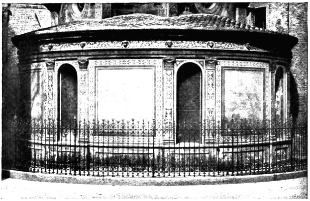 Schwarz-weißes Foto einer Synagoge mit detaillierten Wandverzierungen und einer gebogenen Metallbrüstung davor.