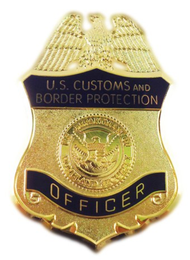 Goldene Dienstmarke mit der Aufschrift "U.S. Customs and Border Protection Officer" auf einem weißen Hintergrund.