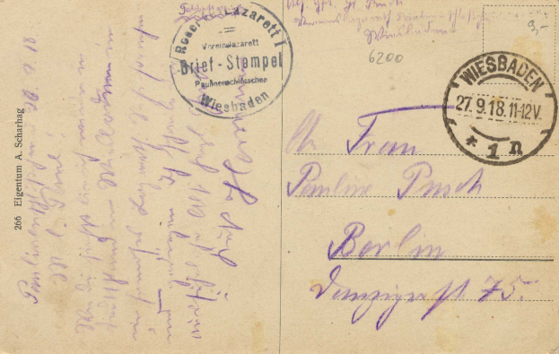 Alte Postkarte mit einem violetten Stempel, auf dem "Wiesbaden, Deutschland - 1. Weltkrieg" steht und handgeschriebener Text.