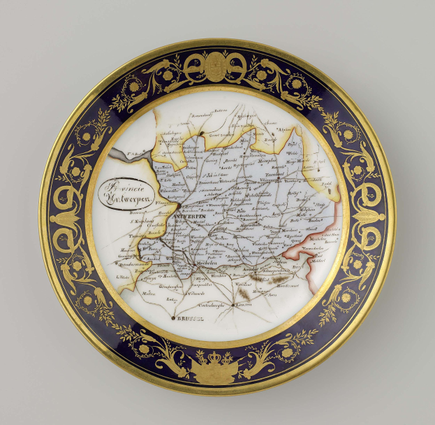 Ein dekoratives Schild mit einer detaillierten Deutschlandkarte, verziert mit feinen Designs und Text, auf einem weißen Hintergrund.