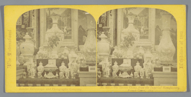 Schwarz-weißes Foto eines Raums, der zahlreiche Vasen und dekorative Gegenstände in einer Collage anordnet, mit Text unten, von der Imperial Factory in London stereoskopischen und fotografischen Unternehmen.