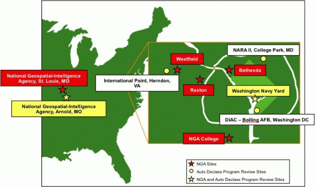 Eine detaillierte Karte der Vereinigten Staaten, die die Standorte der National Geospatial Intelligence Agency hervorhebt, mit geografischen Merkmalen und fettem, zentriertem Text.