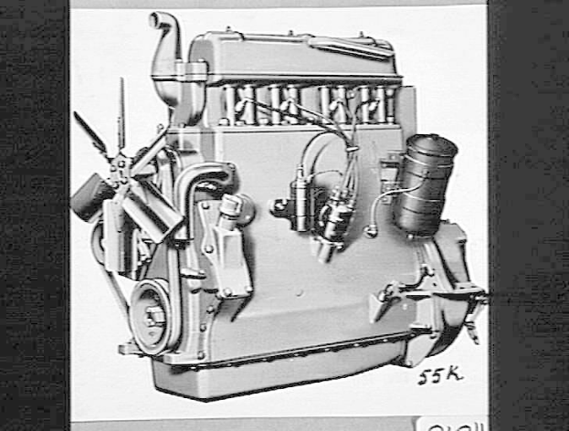 Ein Schwarz-Weiß-Foto eines Automotors mit Text darauf.