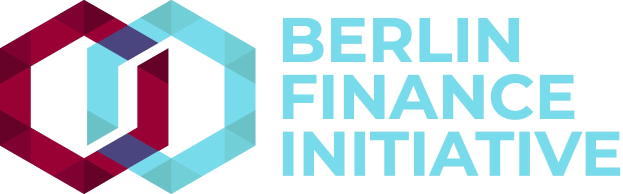 Logo der Berliner Finanzinitiative: ein blauer Kreis mit weißer Umrandung und zentralem weißen "B", umgeben von einem weißen Ring mit blau-weißem Karomuster, alles auf einem weißen Hintergrund mit fetter schwarzer Schrift "Berlin Finance Initiative".
