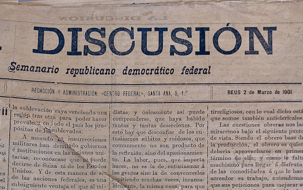 Gelblicher Zeitungsausschnitt mit schwarzer Tinte, Überschrift "Semanario Repúblicano Democrático Federal", das Wort "Diskussion" und leicht zerknittert.