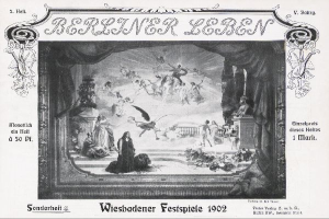 Schwarzes und weißes Foto einer Bühne mit Darstellern in traditioneller deutscher Tracht während der "Wiesbadener Festspiele 1902", mit einem applaudierenden Publikum im Hintergrund.